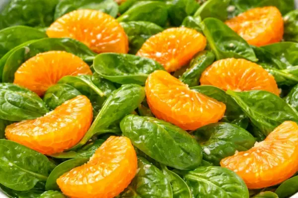 Por qué recomiendan mezclar espinaca con mandarina y cuáles son sus beneficios nutricionales