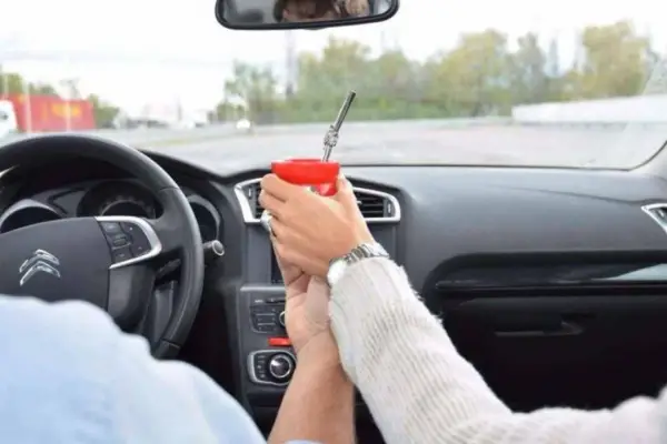Tomar mate al volante: en qué provincias argentinas te pueden multar