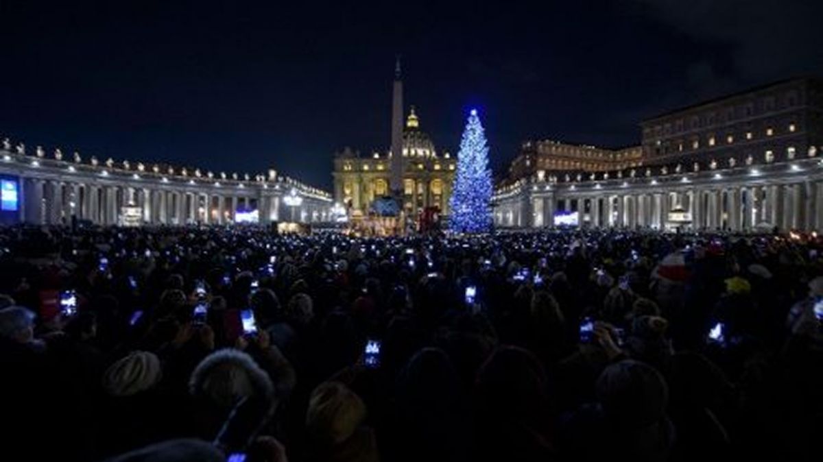 Cientos de personas estuvieron presentes en la iluminación del árbol de Navidad del Vaticano.