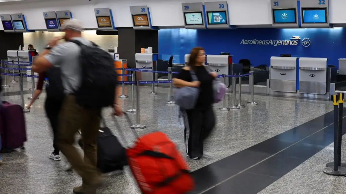 En Aeroparque, miles de pasajeros recibieron el aviso de la reprogramación de su vuelo