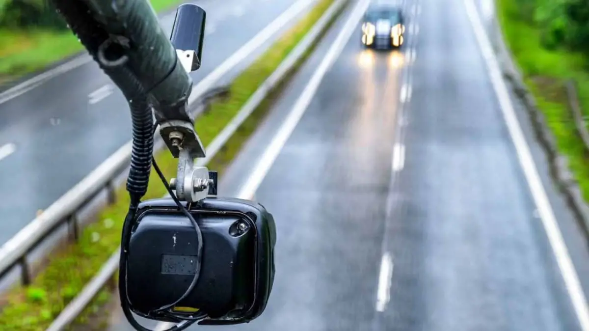 Cómo identificar una cámara de velocidad por una pista clave en el pavimento