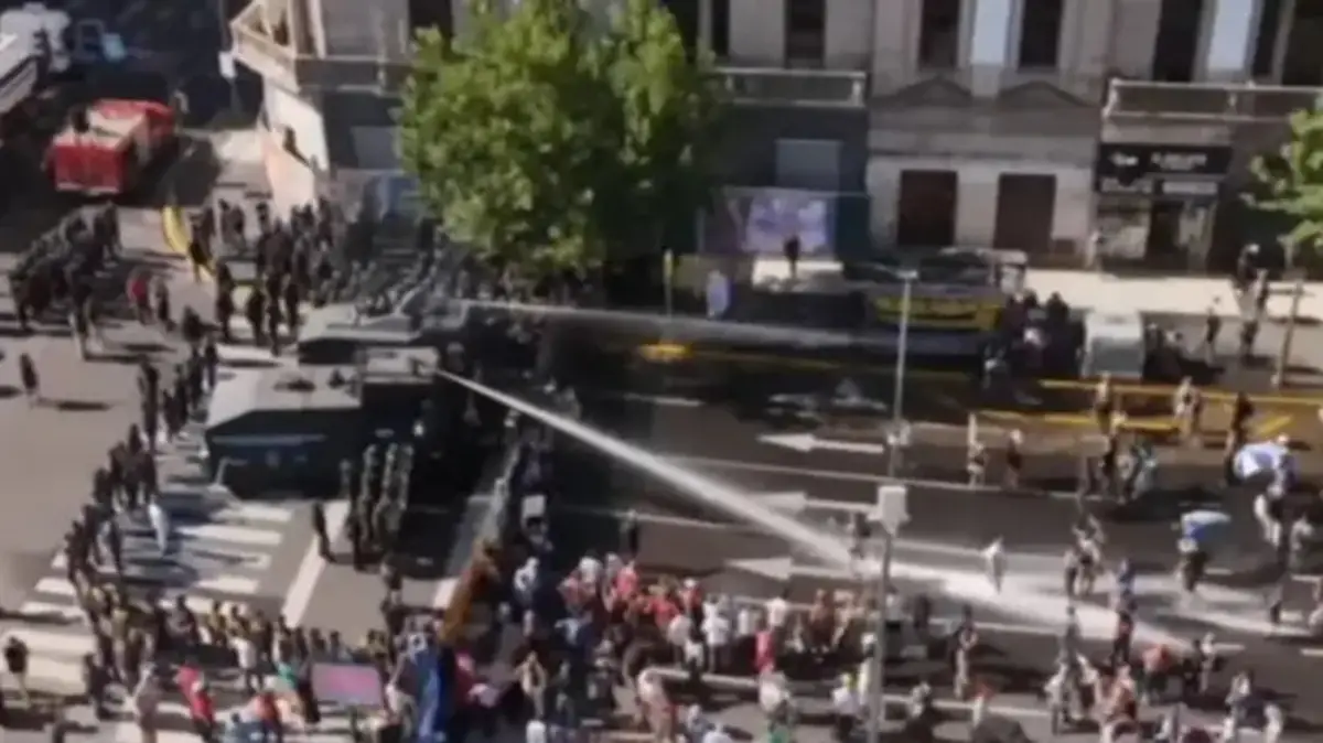 Nueva represión policial a la marcha frente al Congreso en medio del debate por el Presupuesto 2026