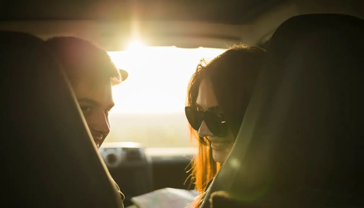 NUEVAS FORMAS DE VIAJAR. Airbnb anticipa viajes cortos, experiencias auténticas y una Generación Z que redefine el turismo. / AIRBNB