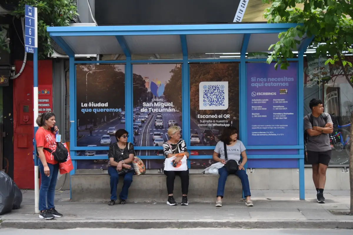 SERVICIO DE COLECTIVOS EN SAN MIGUEL DE TUCUMÁN / FOTO DE ANALÍA JARAMILLO - LA GACETA