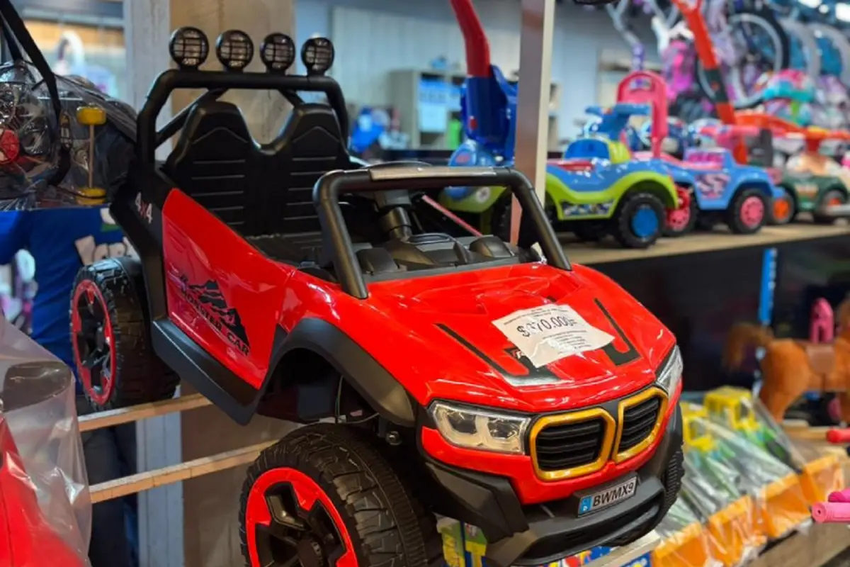 Los autos de juguete son uno de las opciones que se destacan. 