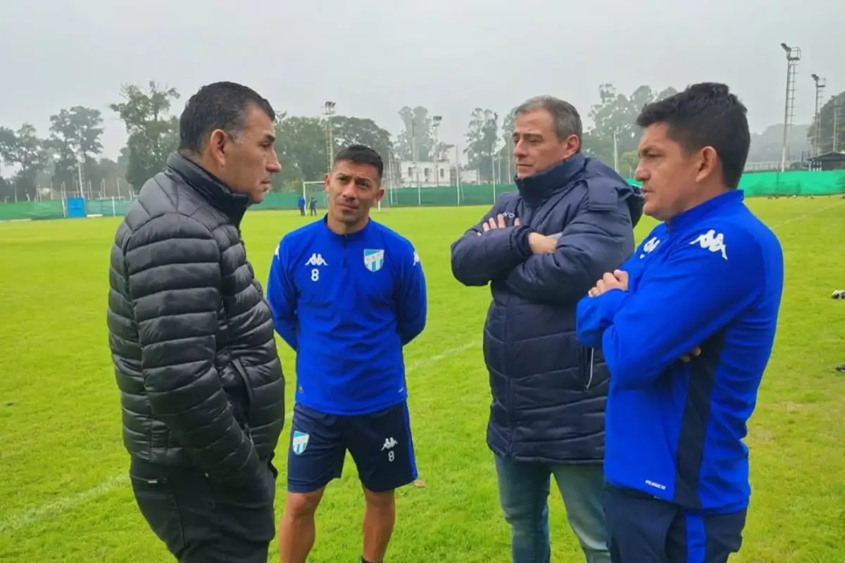 OTROS TIEMPOS. Acosta dialoga con Leito, Golobisky y Pulga Rodríguez. La relación entre el jugador y la CD se rompió.