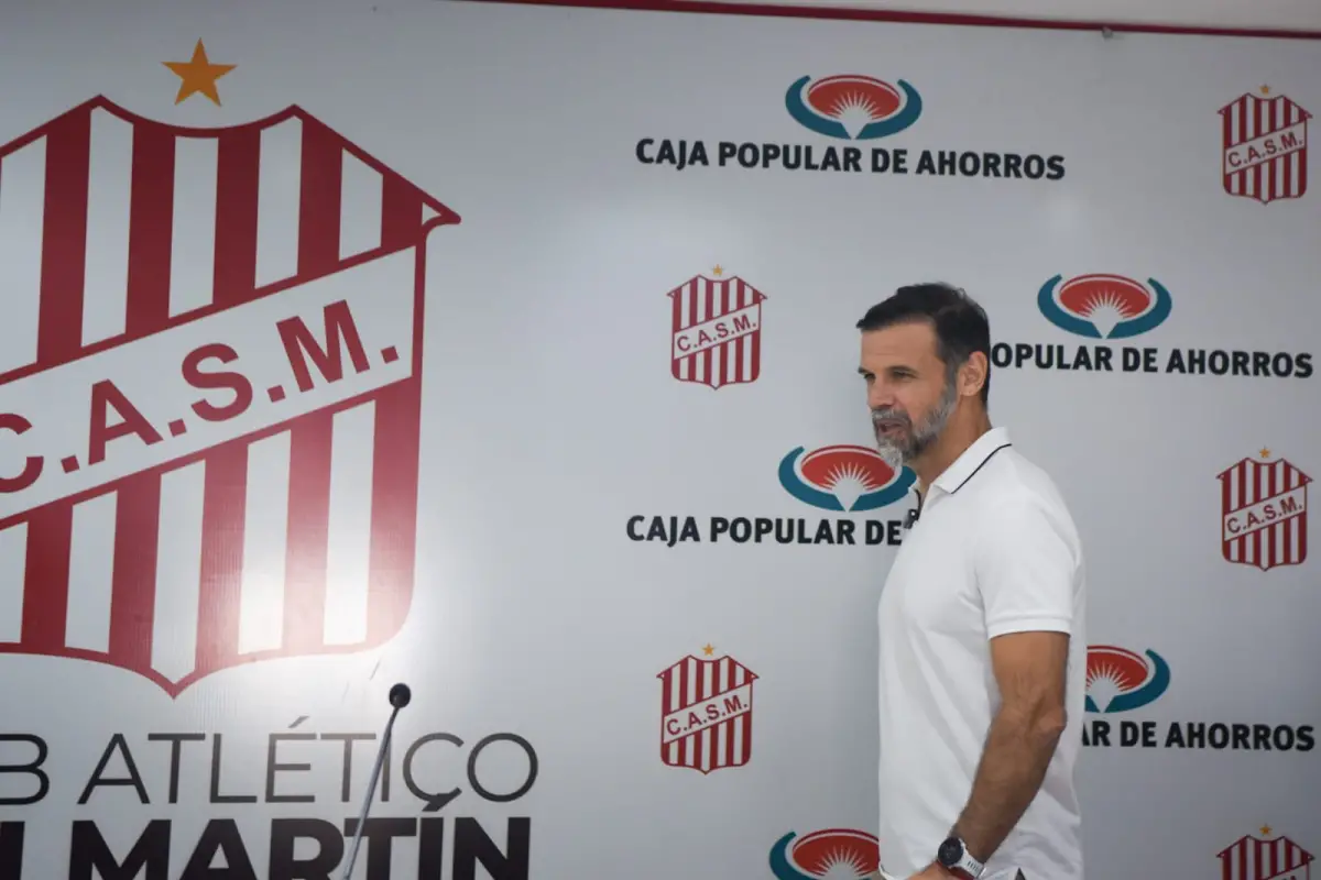 PRESENTACIÓN. Yllana, con el escudo detrás, inicia su etapa como entrenador del “Santo” en el estadio.