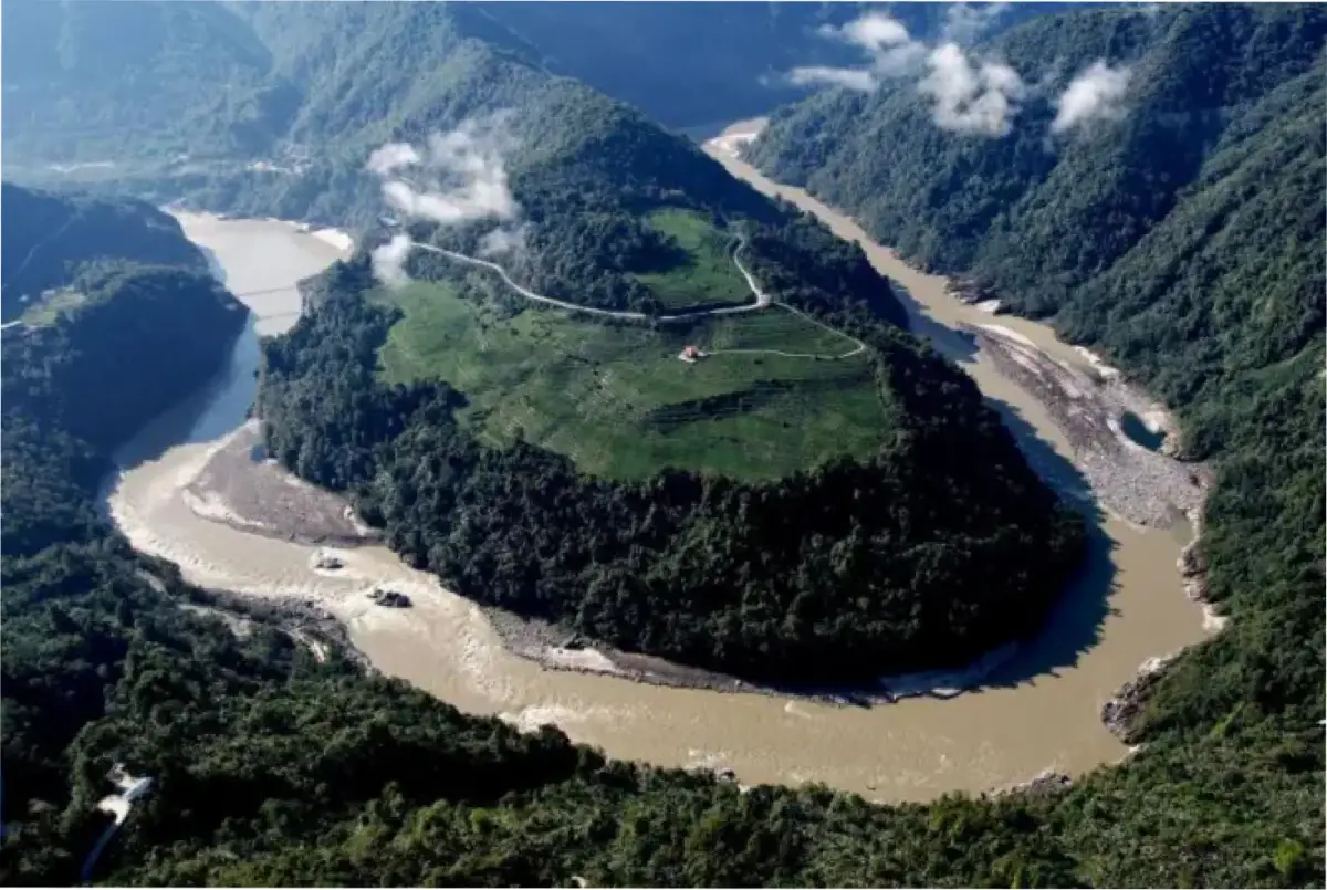 El río Yarlung Tsangpó,  donde se establece la presa, atraviesa la meseta tibetana.