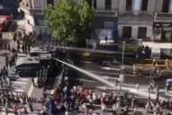 Nueva represión policial a la marcha frente al Congreso en medio del debate por el Presupuesto 2026