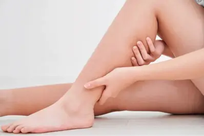 Retención de líquidos: cómo detectarla y qué hábitos ayudan a combatirla para evitar un edema