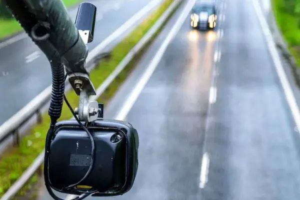 Cómo identificar una cámara de velocidad por una pista clave en el pavimento