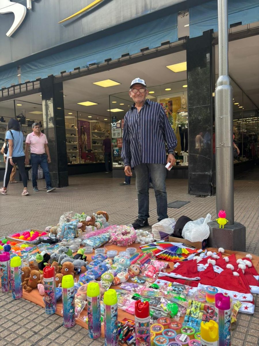 Carlos Alfredo Romero, vendedor ambulante. 