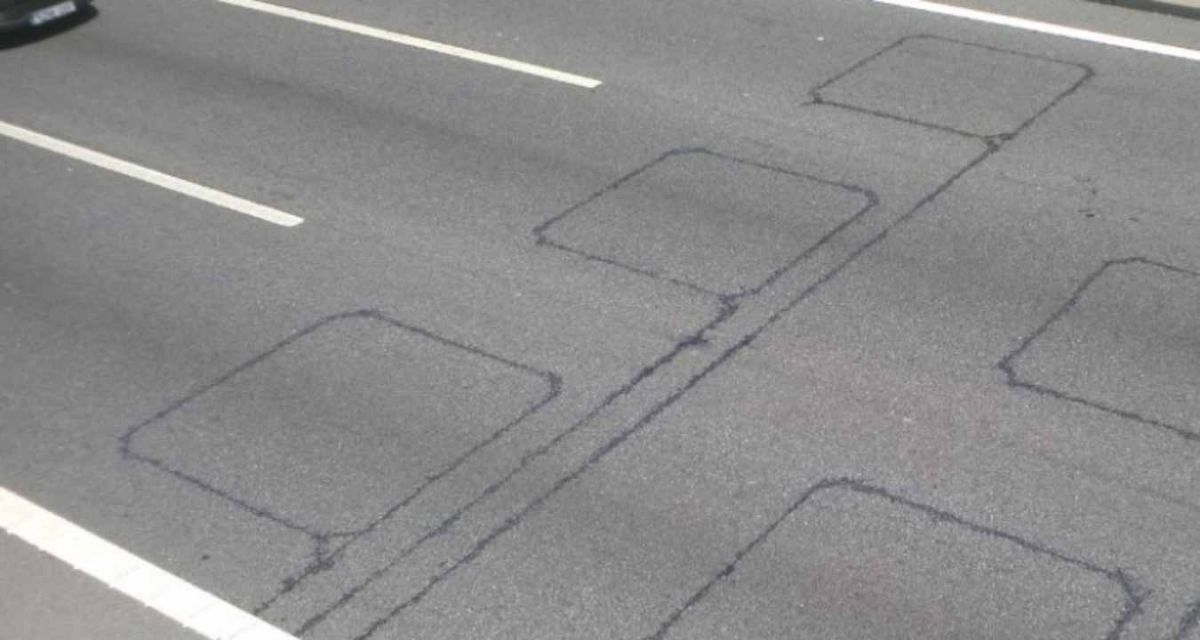 Cómo identificar una cámara de velocidad por una pista clave en el pavimento