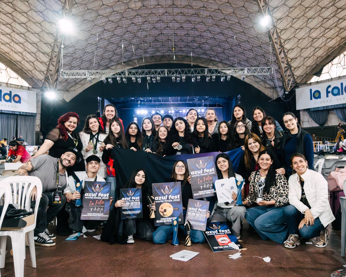EN EQUIPO. Alumnos junto a sus padres, luego de la premiación.