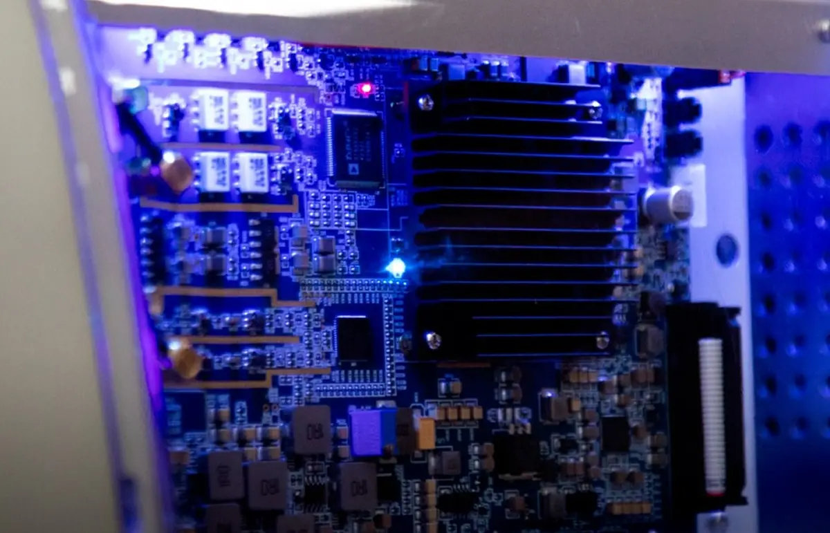 ERA CUÁNTICA. El nuevo equipamiento permitirá investigar, capacitar estudiantes y conectarse con centros cuánticos del mundo. / UNAHUR