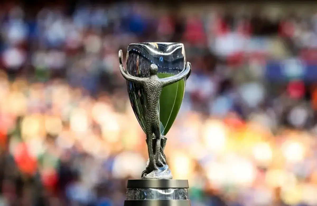 TROFEO. La copa que estará en juego en el duelo que España y Argentina jugarán en marzo en Lusail.