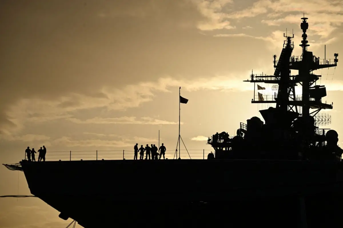 DESPLIEGUE. El buque de asalto anfibio clase Wasp USS Iwo Jima está atracado en el Ponce, Puerto Rico.