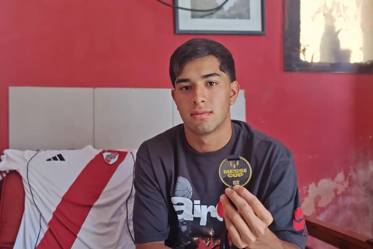 CON LA MEDALLA. Mateo Lescano posa en el living de su casa con el recuerdo que le dejó el título que logró con River en la Messi Cup.