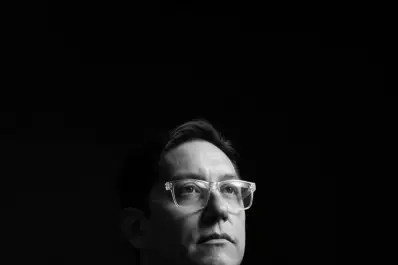 Gustavo Luján: “La poesía se cuela por las rendijas para humanizarnos en estos tiempos de crueldad”