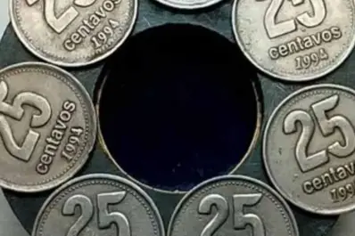 Buscá en los cajones: pagan una fortuna por una moneda de 25 centavos de 1994