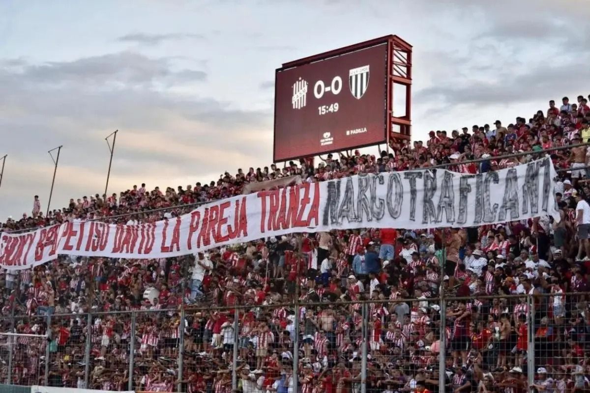 EN PROBLEMAS. La bandera que se exhibió en el estadio de San Martín por orden de Ángel 