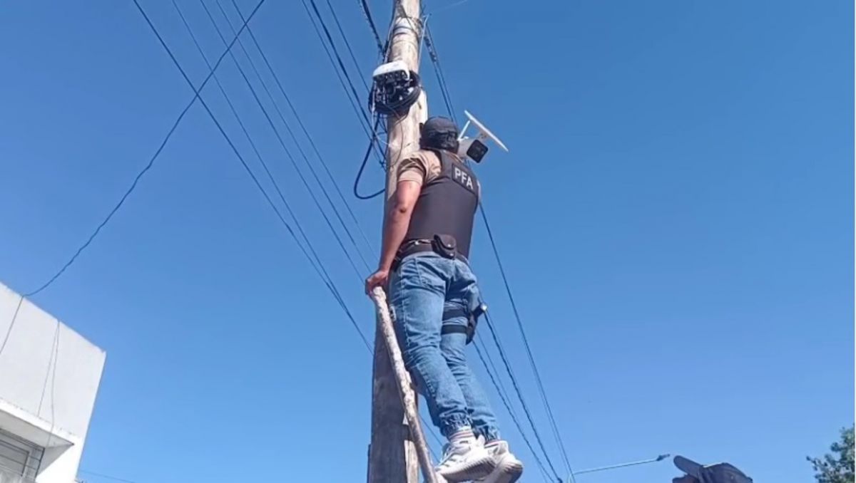 ESFUERZO. Un federal extrae una cámara de seguridad que apuntaba hacia una de las casas allanadas.