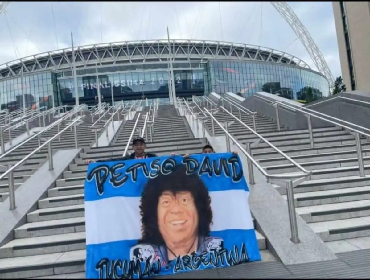 UN TUCUMANO EN LONDRES. El acusado de narco junto a dos hijos en el mítico estadio de Wembley.