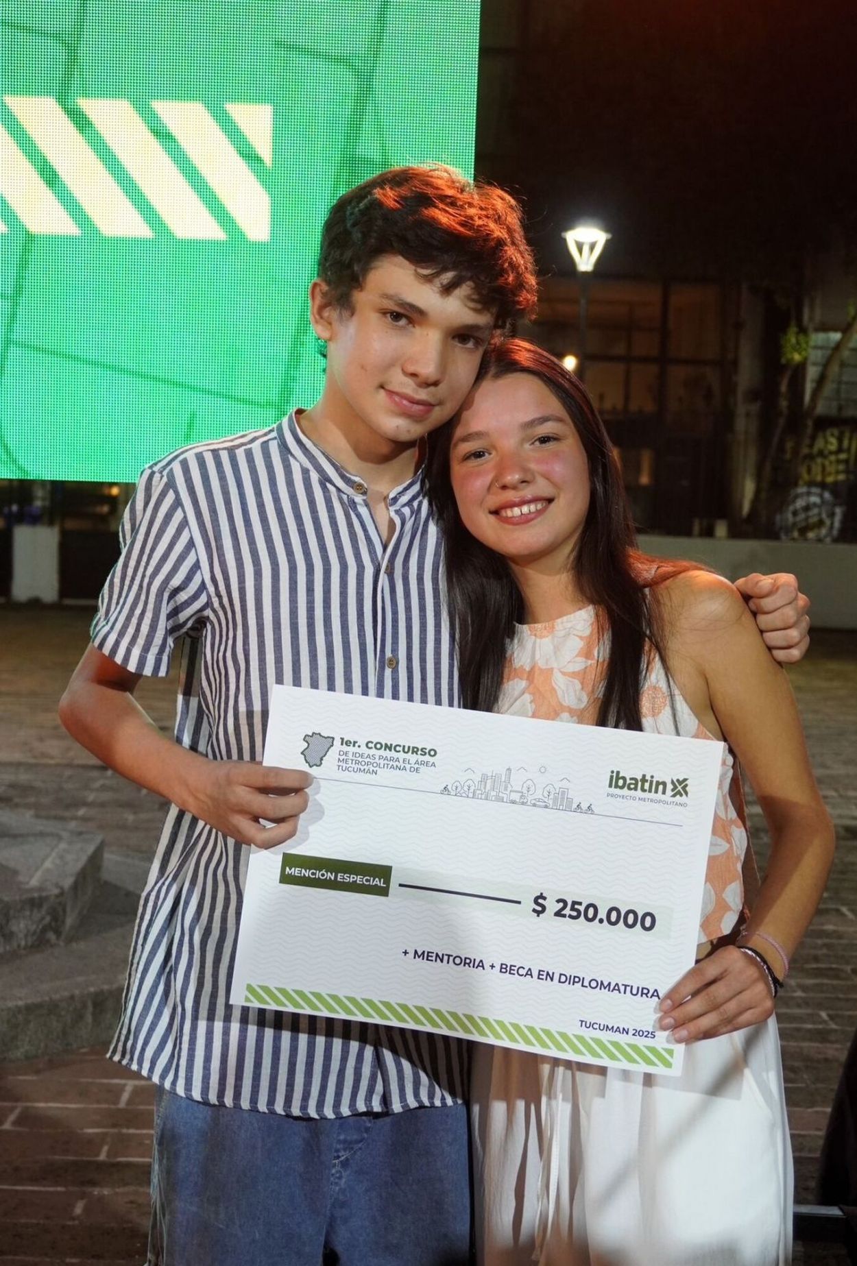 UNA IDEA AMBIENTAL. Bianca Manfredi, ganadora del premio revelación, y su hermano Bautista.