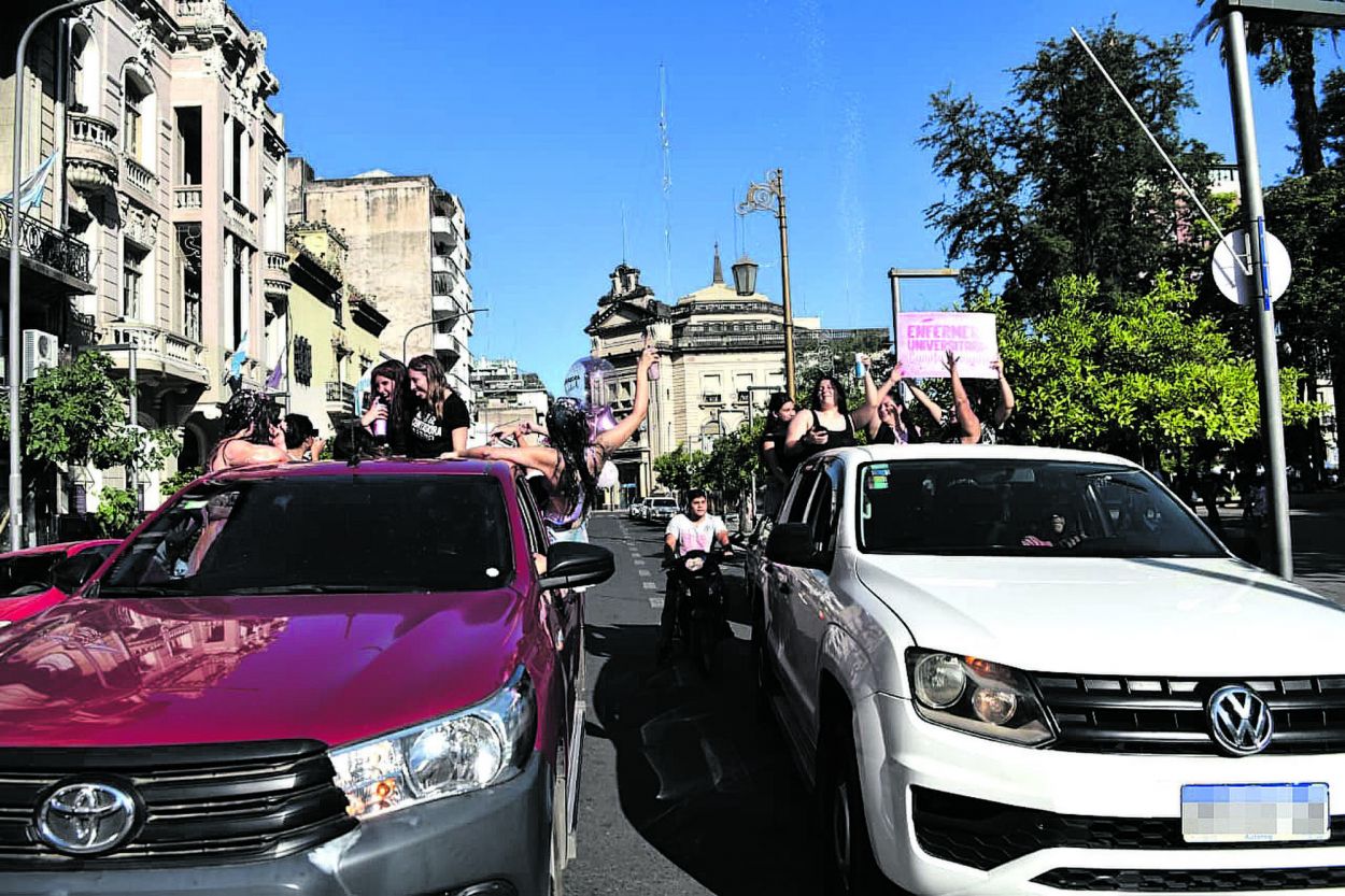 Fiesta en las calles tucumanas: caravanas, recibidas y ¡propuesta de casamiento!