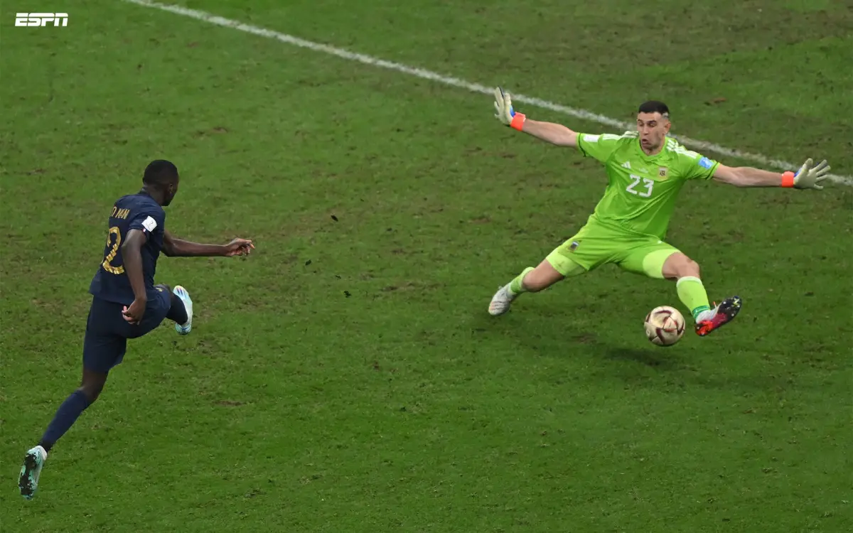 RECUERDO. La atajada de Dibu Martínez a Kolo Muani quedó grabada en la memoria de todos los argentinos.