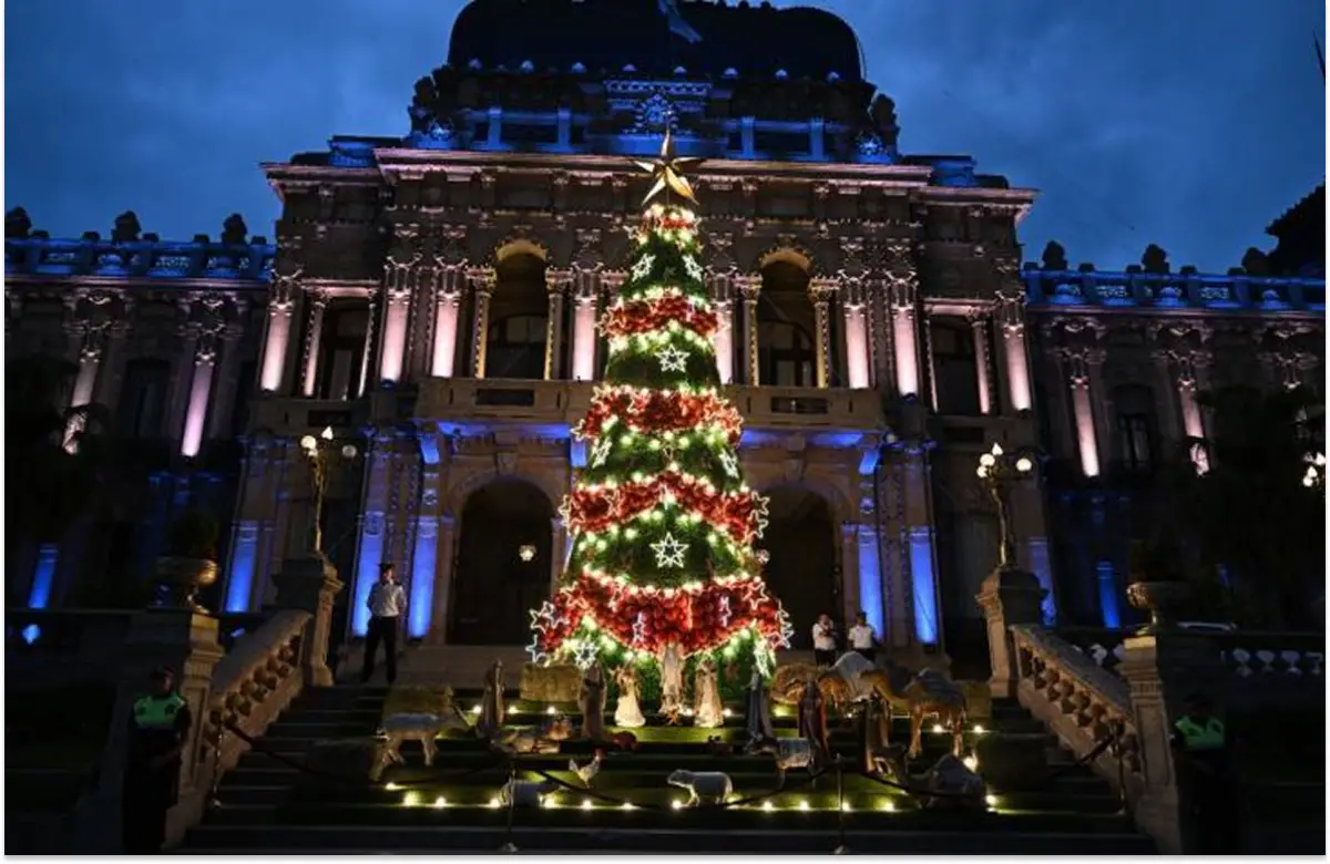 Todas las ciudades de la provincia ya armaron sus arbolitos navideños y pusieron sus decoraciones en verde y rojo.