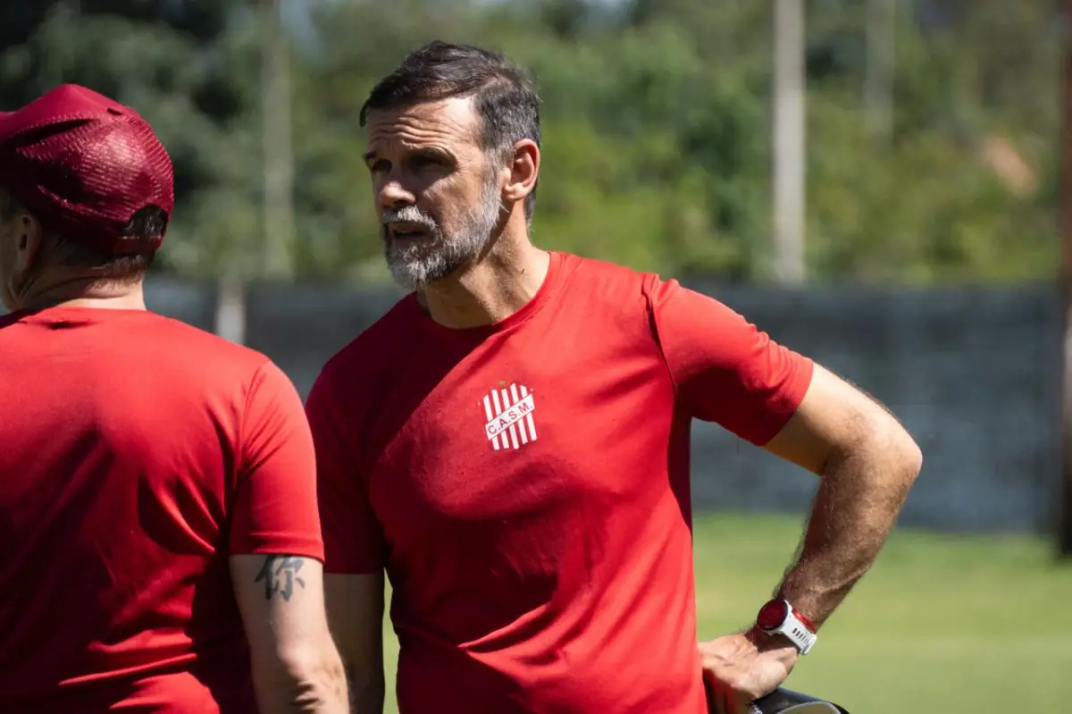 EN ACCIÓN. Andrés Yllana dirige sus primeras prácticas y planifica el equipo que quiere para el inicio del torneo.