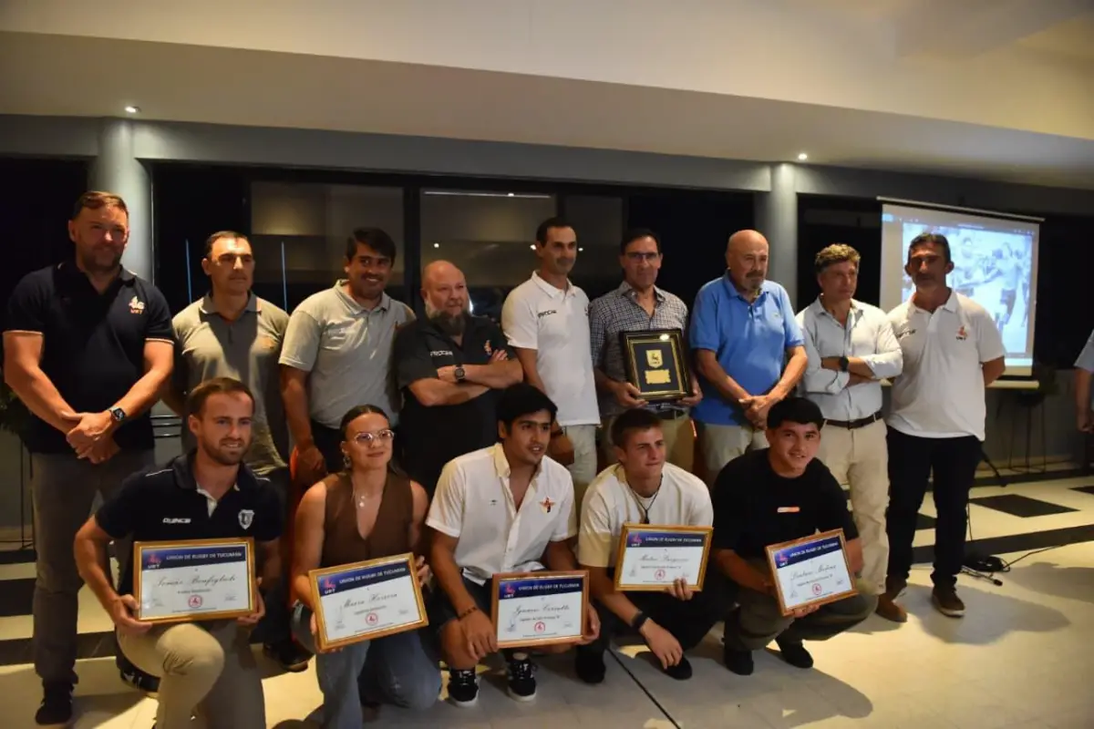 Los agasajados de la noche, en compañía de los miembros de la comisión directiva de la URT.