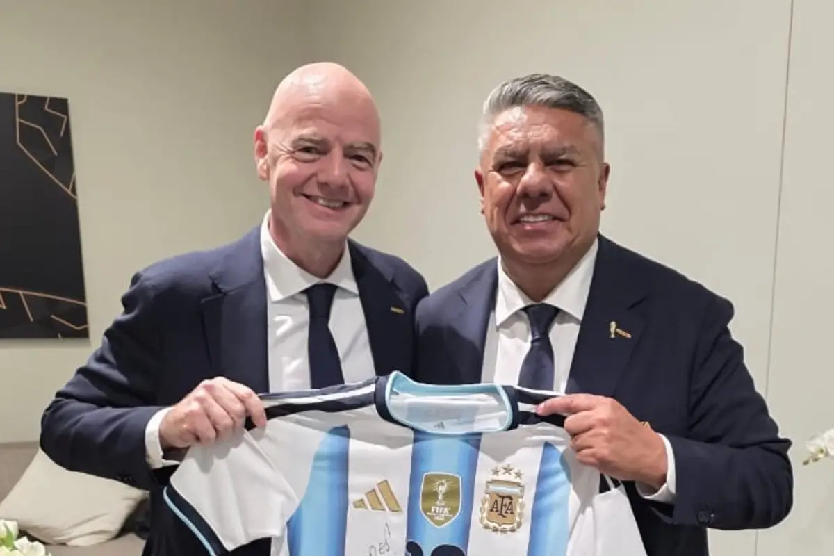 UNIDOS. El presidente de la FIFA Gianni Infantino posa junto a Claudio Tapia y la camiseta de la Selección.