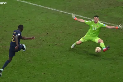 La exótica bombilla del “Dibu” Martínez: un artesano recreó la famosa atajada de Qatar