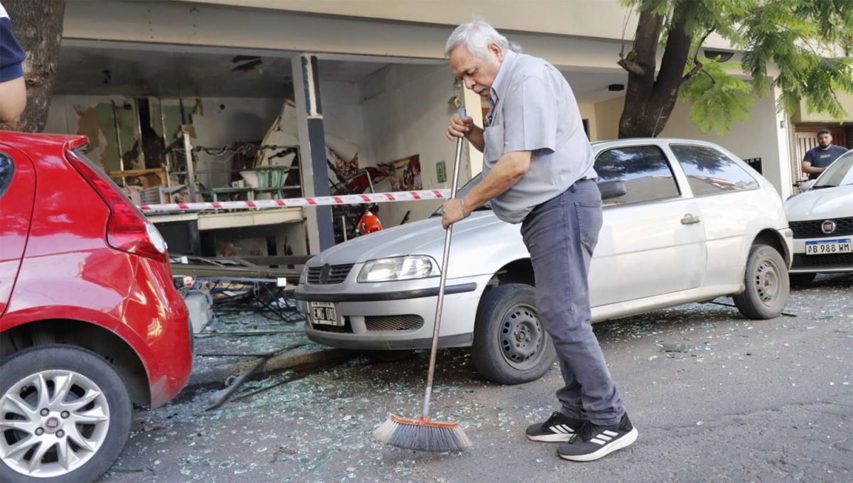 EN LA VEREDA. Los restos de la vidriera llegaron incluso hasta la calle Muñecas. 