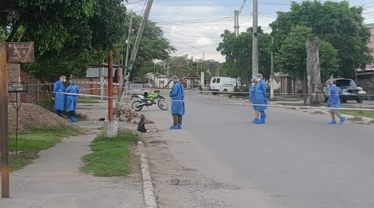 ANALIZANDO. Los peritos de el Ministerio Púbico buscan evidencia en el lugar donde fue asesinada la mujer.