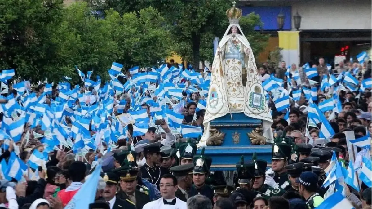 HONORES. Los miembros del Regimiento 10 acompañan a la Virgen Generala cuando hace sus recorridos por la ciudad el 24 de Septiembre.