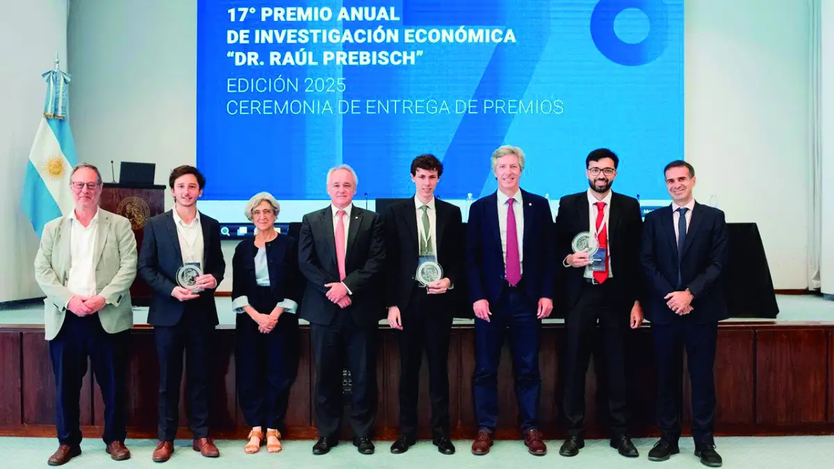 EN BUENOS AIRES. Sebastian Katz, Juan Pablo Di Iorio (premio compartido entre jóvenes profesionales), Laura D’Amato, Vladimir Werning, Juan Ignacio Domínguez, Santiago Bausili (presidente del BCRA), Franco Degiuseppe (el otro ganador entre jovenes profesionales) y Mauro Alessandro.