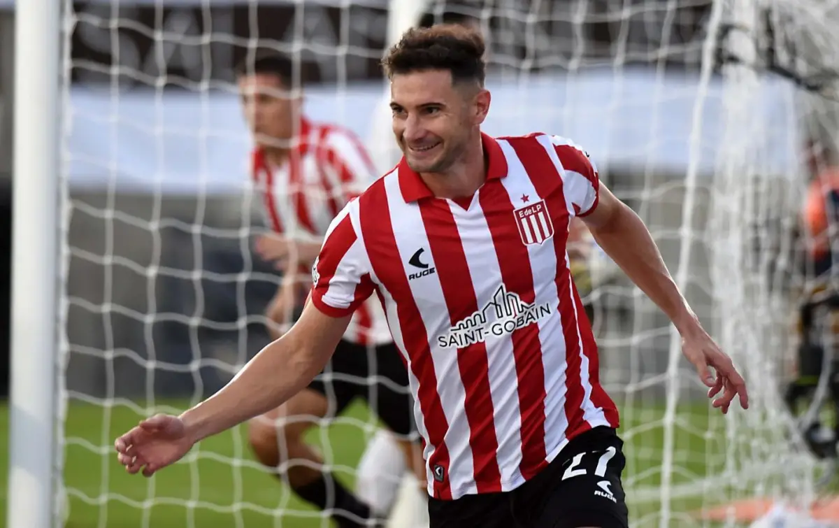 Desde el banco a la gloria: Alario le dio el Trofeo de Campeones a Estudiantes