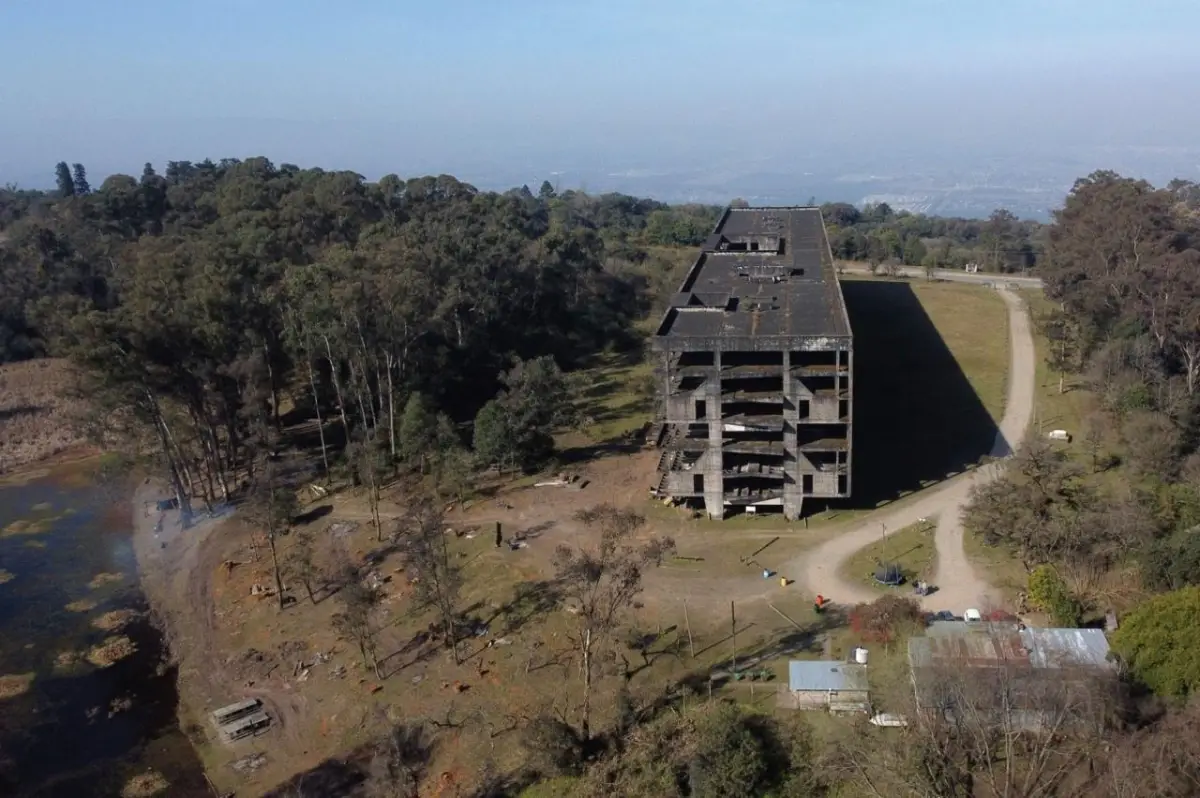 EMBLEMÁTICO. El monoblock en San Javier representa el sueño de la Ciudad Universitaria desde los años 50. Crédito Pablo Salcedo / Especial para La Gaceta