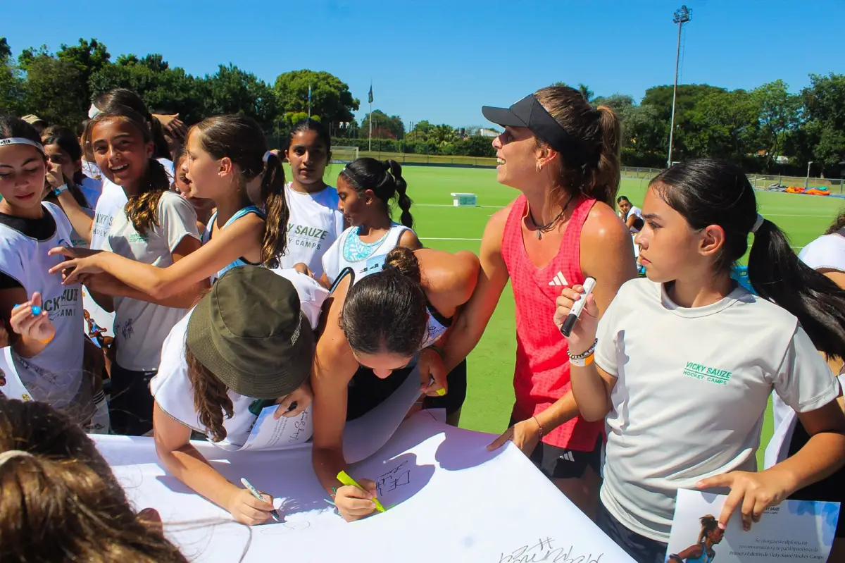CARIÑO. En la primera edición del Vicky Sauze Camp, el intercambio fue recíproco: mientras las alumnas aprendían de una figura mundial, Vicky se llenaba del amor de decenas de admiradoras.