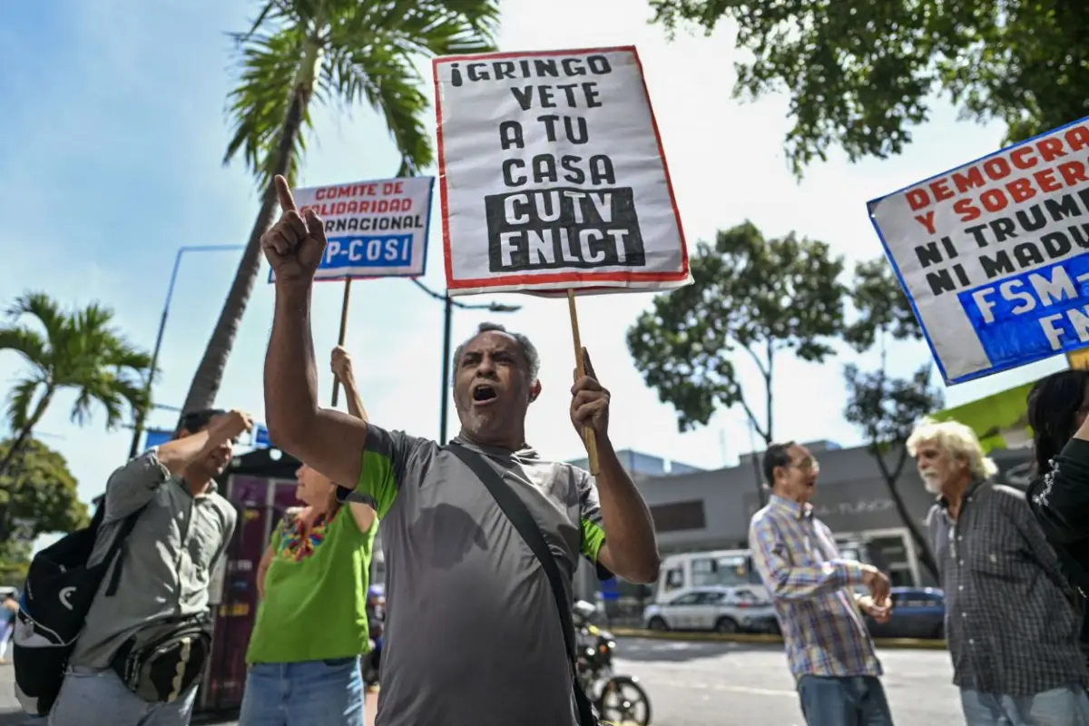 CONTRA LA INTERVENCIÓN. Centrales obreras de Venezuela protestan frente al edificio de la ONU, en Caracas.