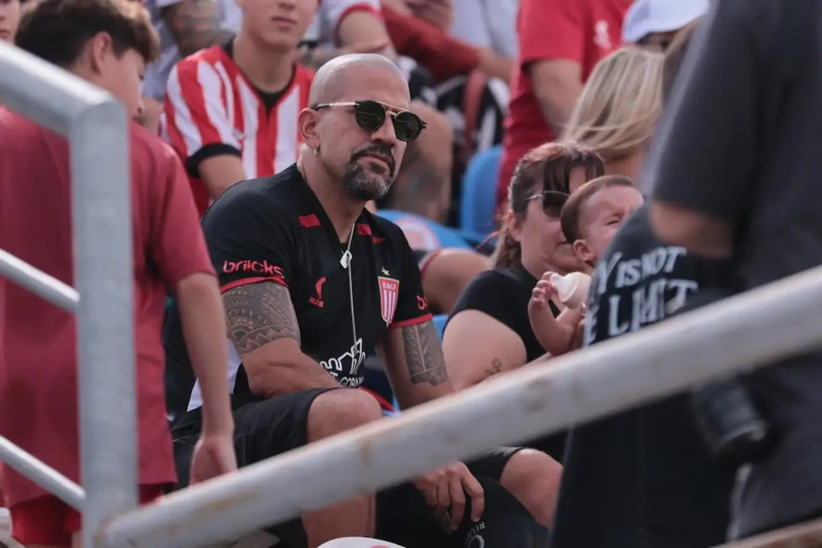 Juan Sebastián Verón disfrutando del partido con toda la hinchada pincharrata. | Foto: RSFotos