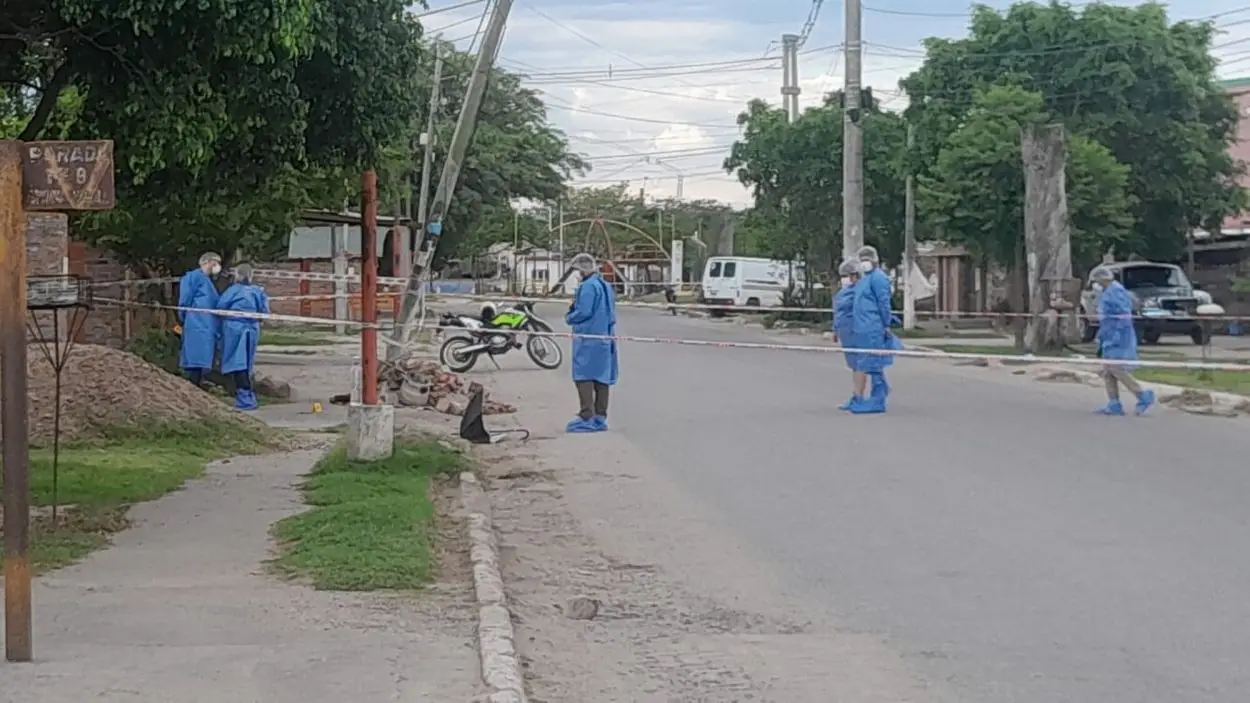 ANALIZANDO. Los peritos de el Ministerio Púbico buscan evidencia en el lugar donde fue asesinada la mujer.
