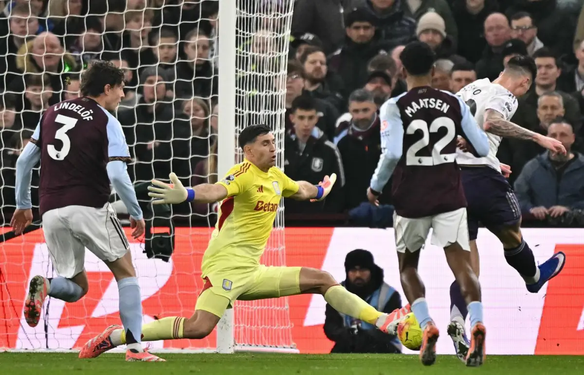 RECUERDOS DEL MUNDIAL. Dibu se estira y le niega el gol a Šeško