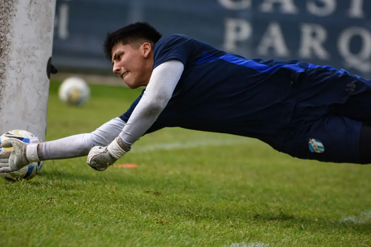 SIN DESCANSO. Villa trabaja a sol y a sombra con el objetivo de ganarse un lugar en el plantel decano de cara a la nueva temporada.