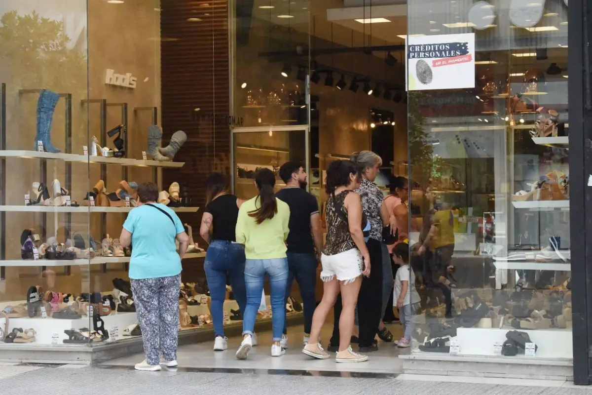 VIEJA ESTRATEGIA: mirar, comparar y luego avanzar con la compra. la gaceta / foto osvaldo ripoll