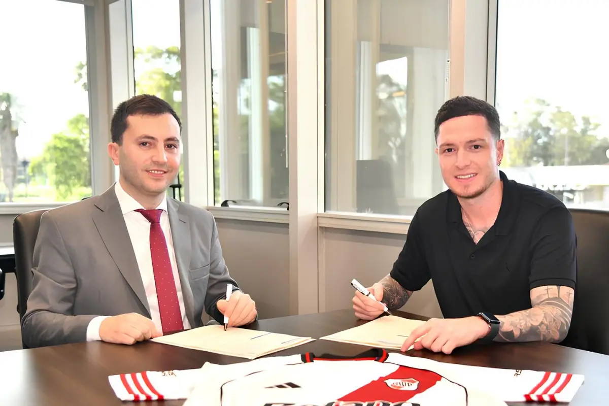 Aníbal Moreno y Stéfano Di Carlo, presidente de River, en la firma del contrato del catamarqueño | Foto: Prensa Oficial de River Plate