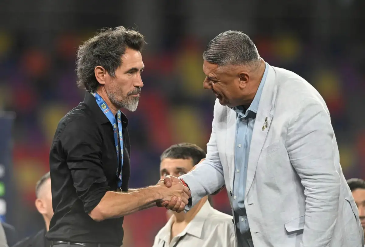 CARA DE POCOS AMIGOS. Tras el conflicto entre la AFA y Estudiantes de La Plata, Claudio Tapia intenta ser amable con Eduardo Domínguez en la entrega de premios en Santiago del Estero; el semblante del DT lo dice todo. 